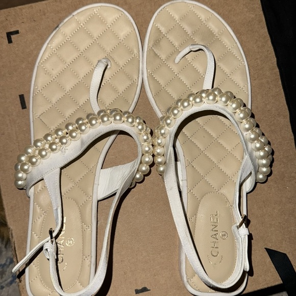 Authentic Chanel thong sandals with pearls - Picture 2 of 8
